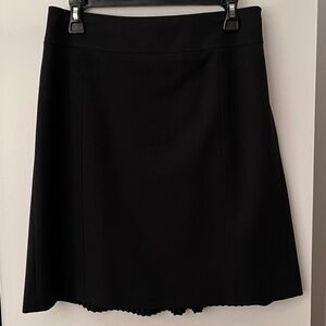 Ann Taylor Loft skirt black streamlined size 8 with back knife pleats S415